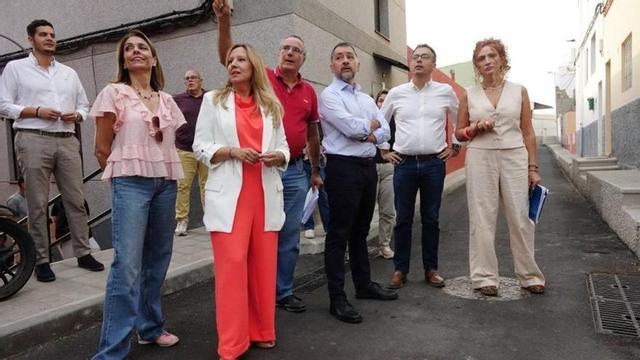 Autoridades locales e insulares, en su visita a Valleseco.