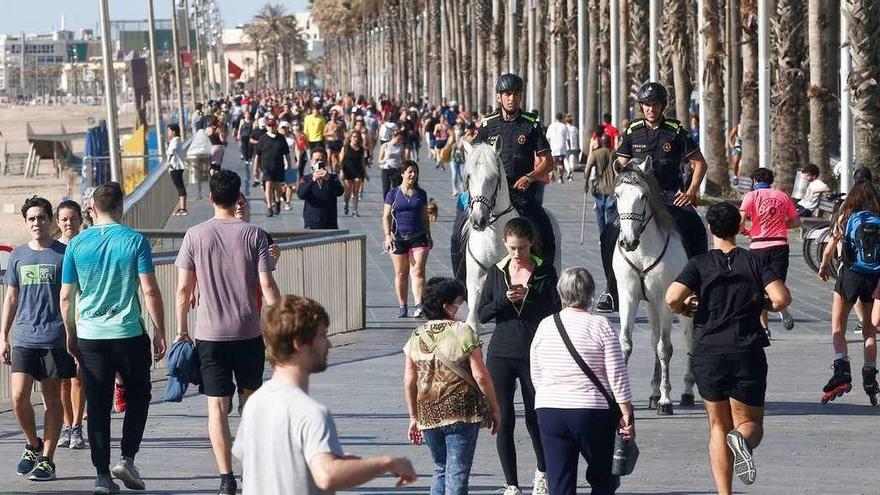 Dos policías a caballo patrullan en Barcelona el segundo día de autorización para pasear y hacer deporte.