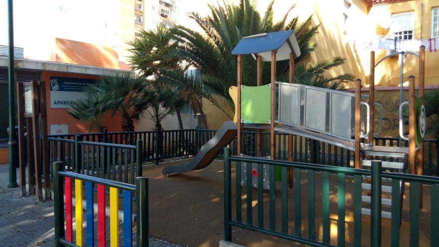 El parque infantil de la foto se encuentra en la calle Julio Gómez, junto a la entrada del aparcamiento del campo de San Ignacio, en El Palo.