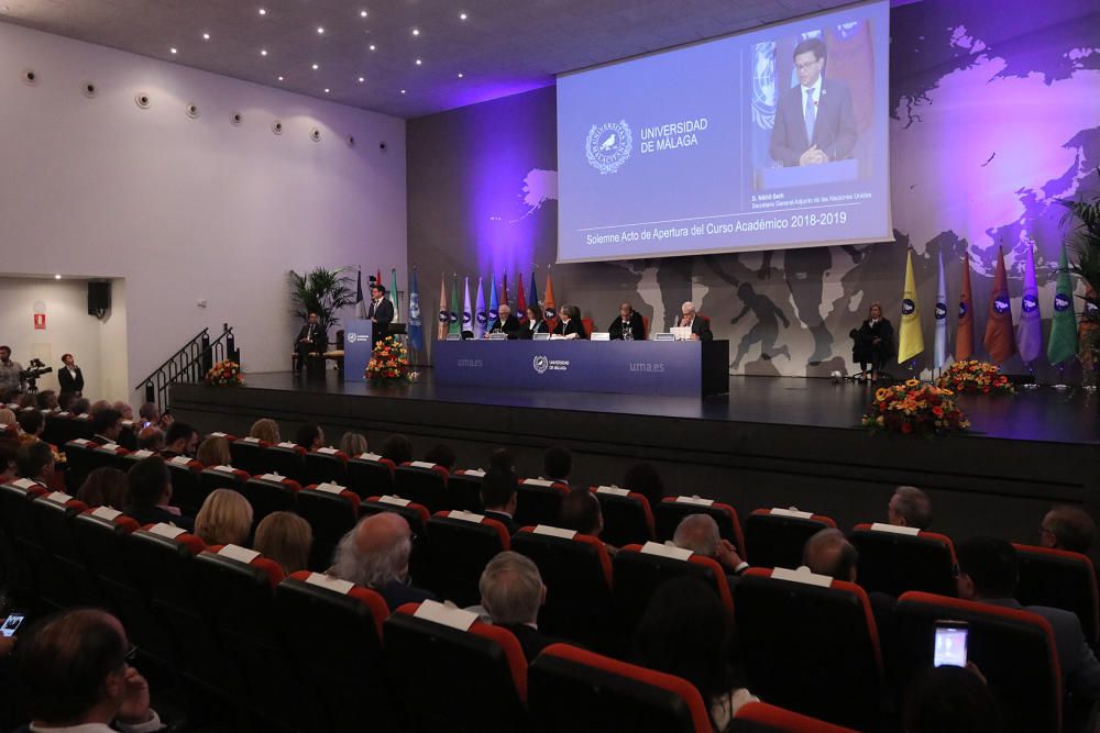 El rector de la Universidad de Málaga (UMA), José Ángel Narváez, defiende el valor de la universidad pública en la apertura del curso académico.