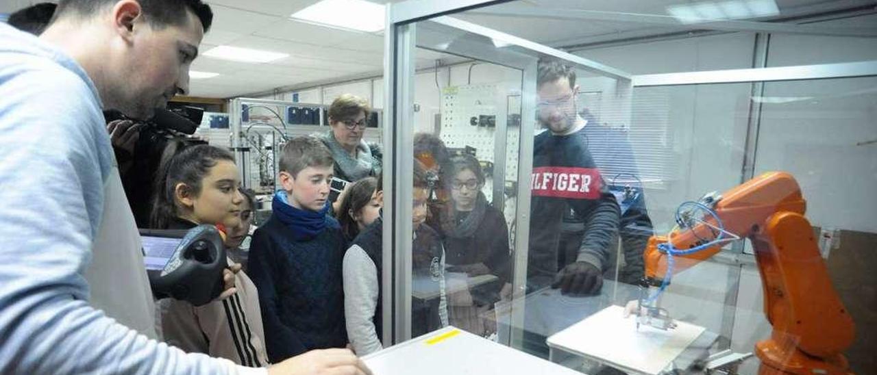 Alumnos de FP del instituto Bouza Brey enseñan los robots que manejan a escolares de O Piñeiriño en una imagen de archivo. // Iñaki Abella