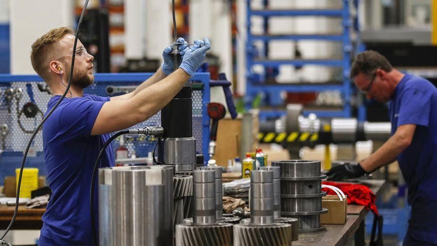 Trabajadores en una fábrica de Castilla y León.