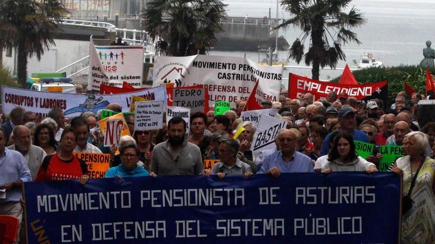 Manifestantes en Candás; al fondo, el puerto.