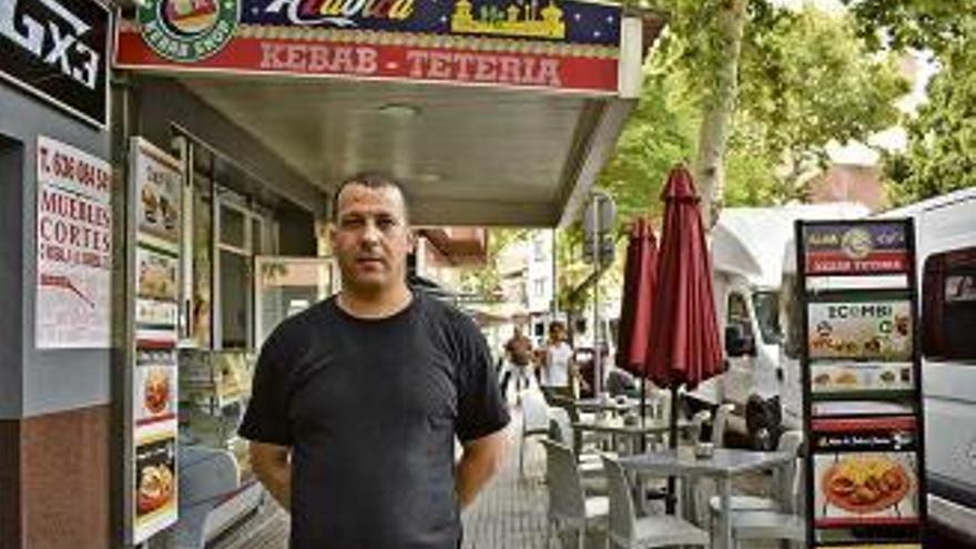 Lahouari Saidani, ayer, frente al restaurante en el que trabaja en la plaza Pedro Garau.