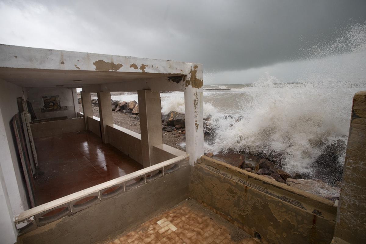 El Temporal estalla contra Cases de Queralt se lleva arena de Malvasur e inunda calles en Almardà El Temporal estalla contra Cases de Queralt se lleva arena de Malvasur e inunda calles en Almardà