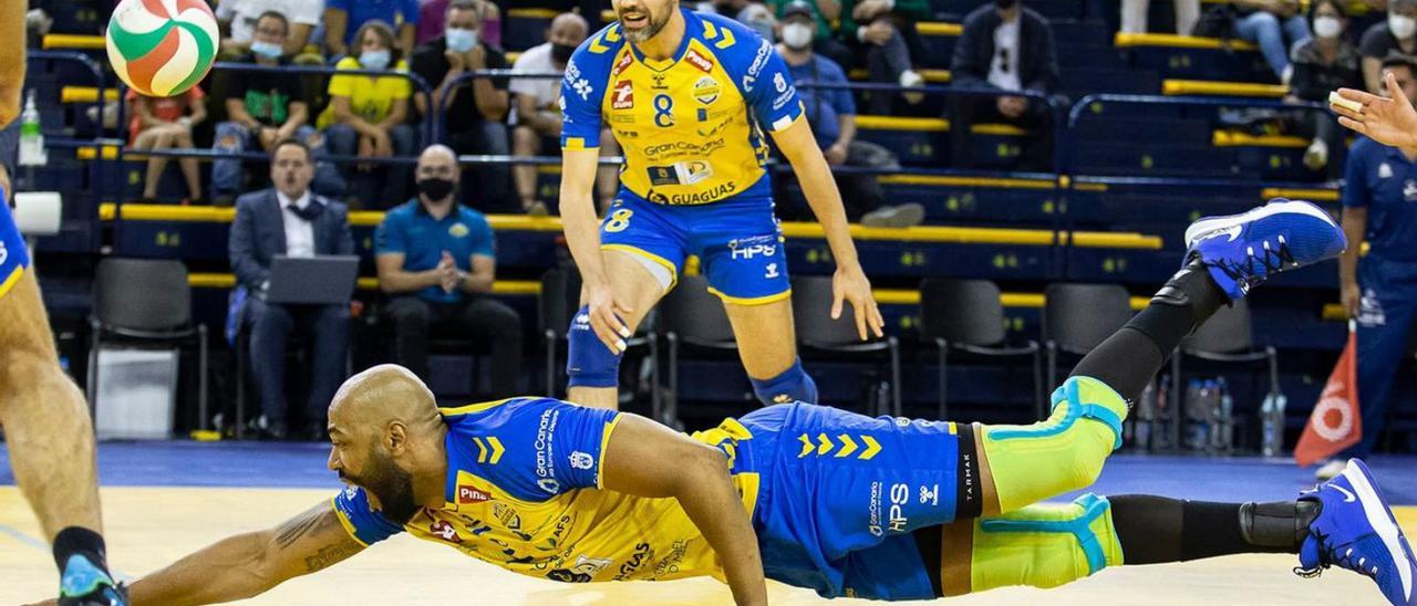 Moisés Cezar se lanza en plancha a por un balón durante el primer partido de la semifinal liguera ante el Unicaja Almería.