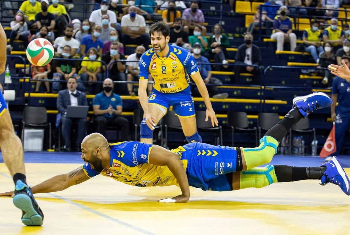 Moisés Cezar se lanza en plancha a por un balón durante el primer partido de la semifinal liguera ante el Unicaja Almería.
