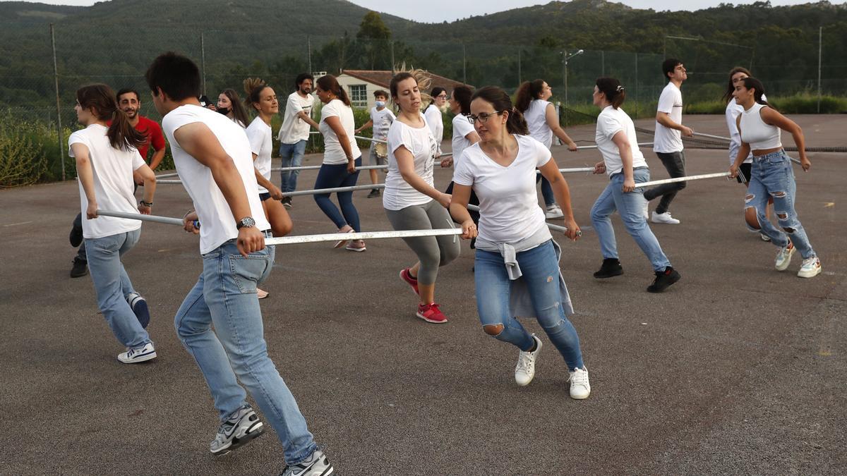 Uno de los ensayos de la danza de espadas en Baredo. 