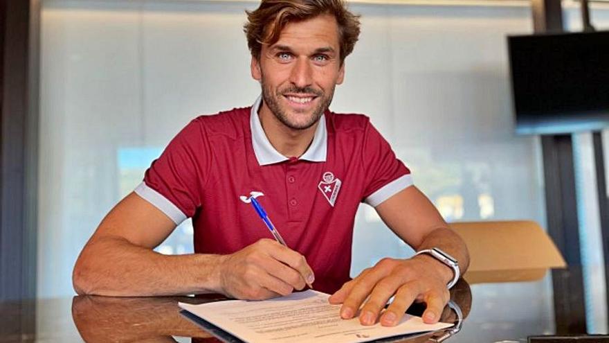 Fernando Llorente firma su nuevo contrato. |  // EIBAR