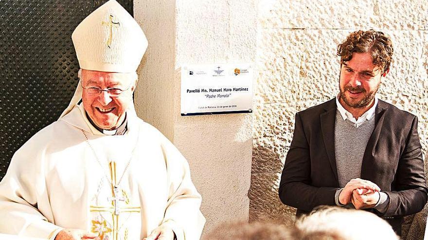 El Obispo descubriÃ³ la placa en honor al Padre Manolo.