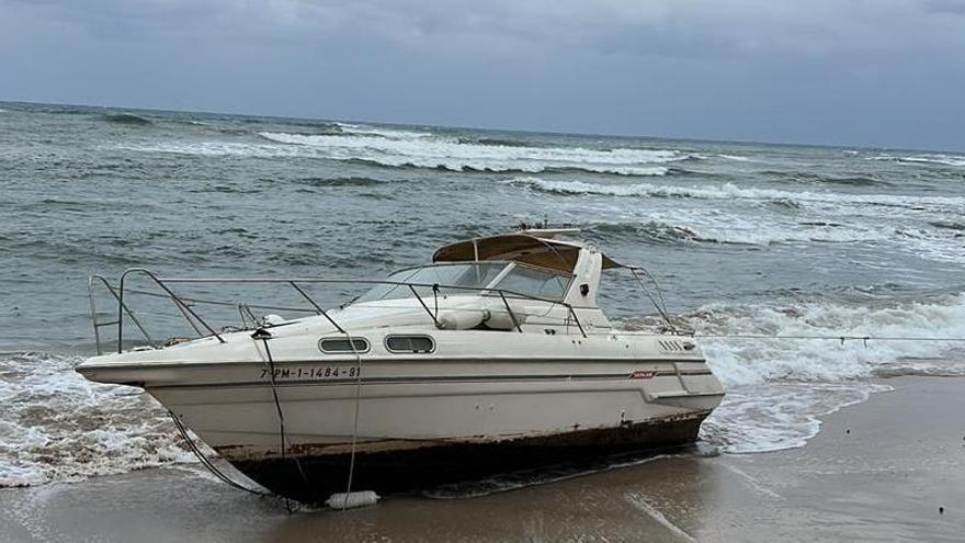 Barco varado en Santa Eulària.