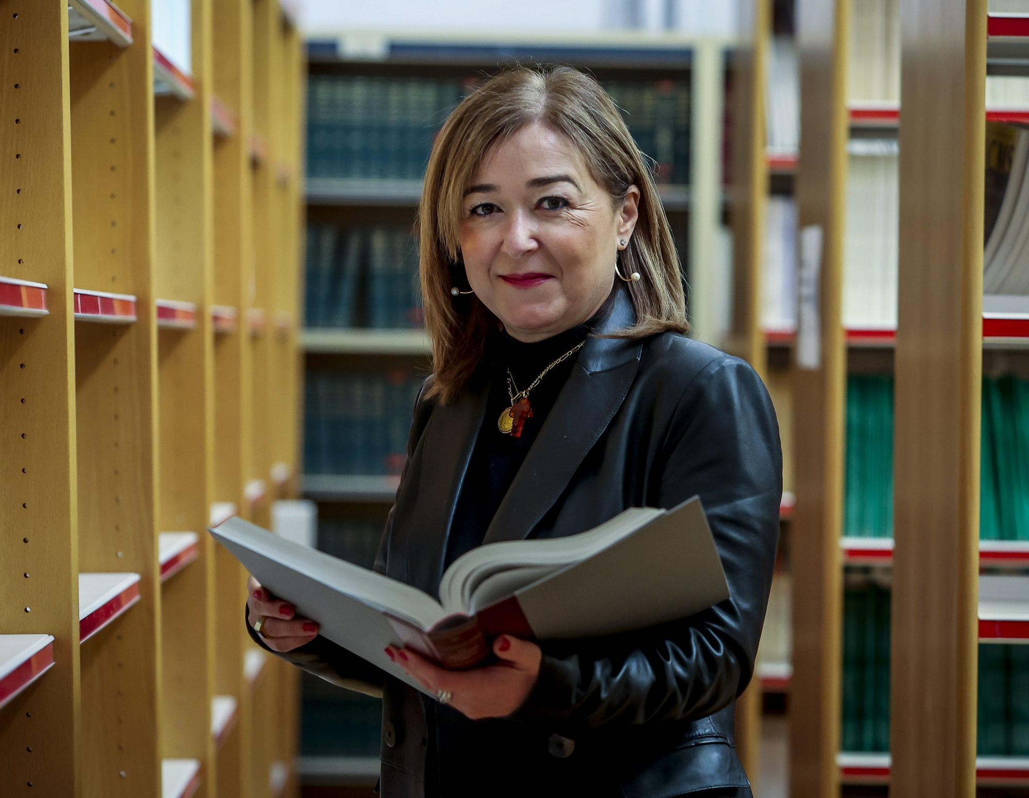 Carmen Pastor en la biblioteca de la Facultad de Derecho de la Universidad de Alicante