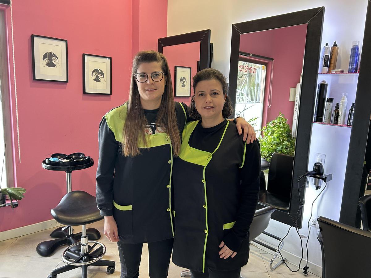 Estrella y Ana, hermanas y socias de la 'Peluquería Estrella' en Cáceres.