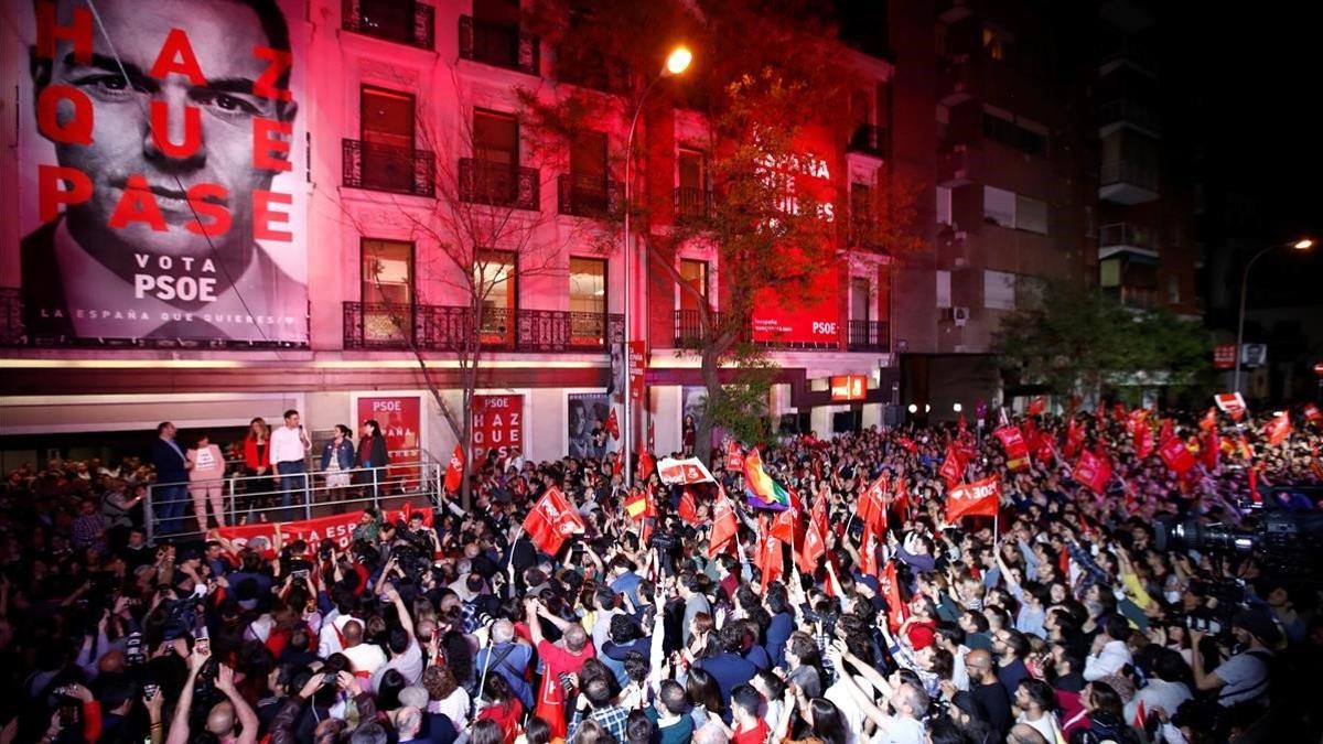 Militantes del PSOE frente a la sede de Ferraz en la noche electoral.