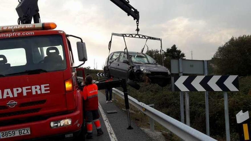 Retirada del turismo que volcó ayer entre Soutelo y Portela de Lamas.