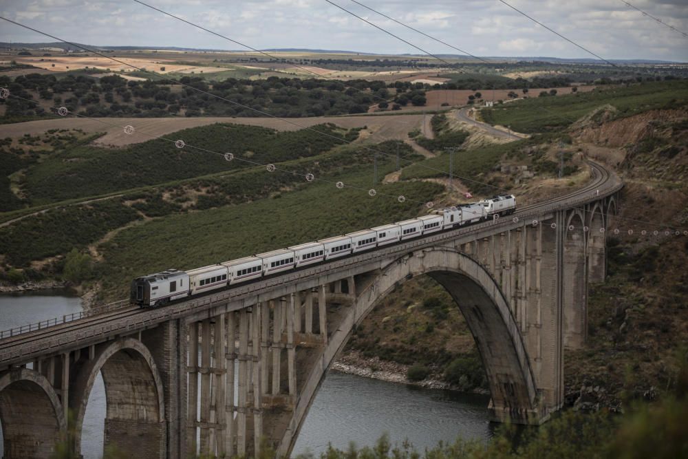 Rescate de la locomotora del Alvia