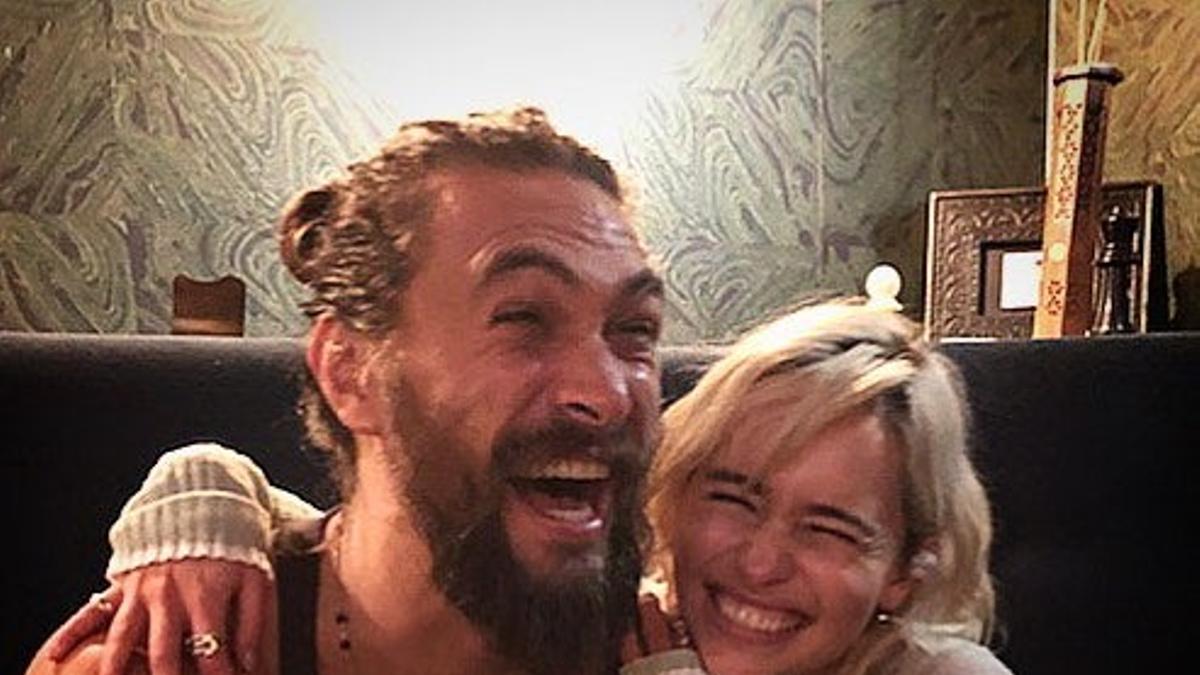 Emilia Clarke y Jason Mamoa