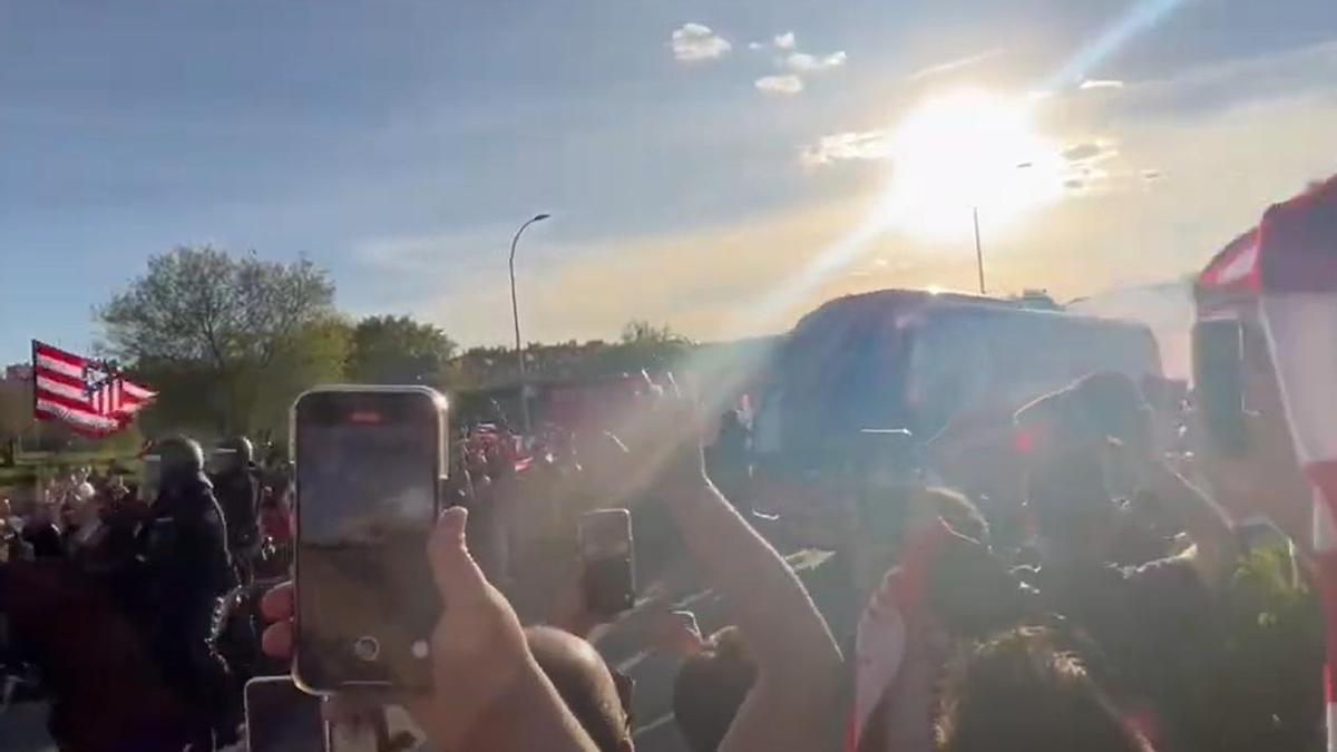 Recibimiento de la afición del Atlético a su equipo.