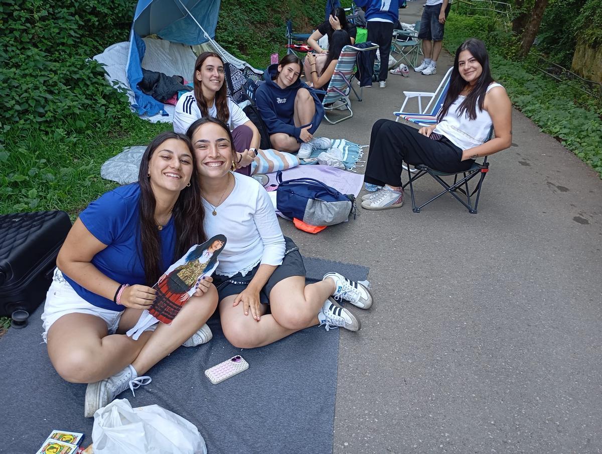 Las fans de Aitana pasan la noche junto al río de La Magdalena, en Avilés.