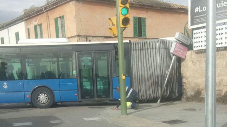 Un autobús de la EMT sufre un fallo en los frenos y choca con una señal en Palma