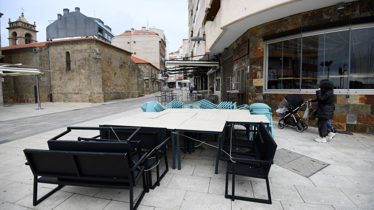 Terraza recogida en Pontevedra tras el cierre de la hostelería.