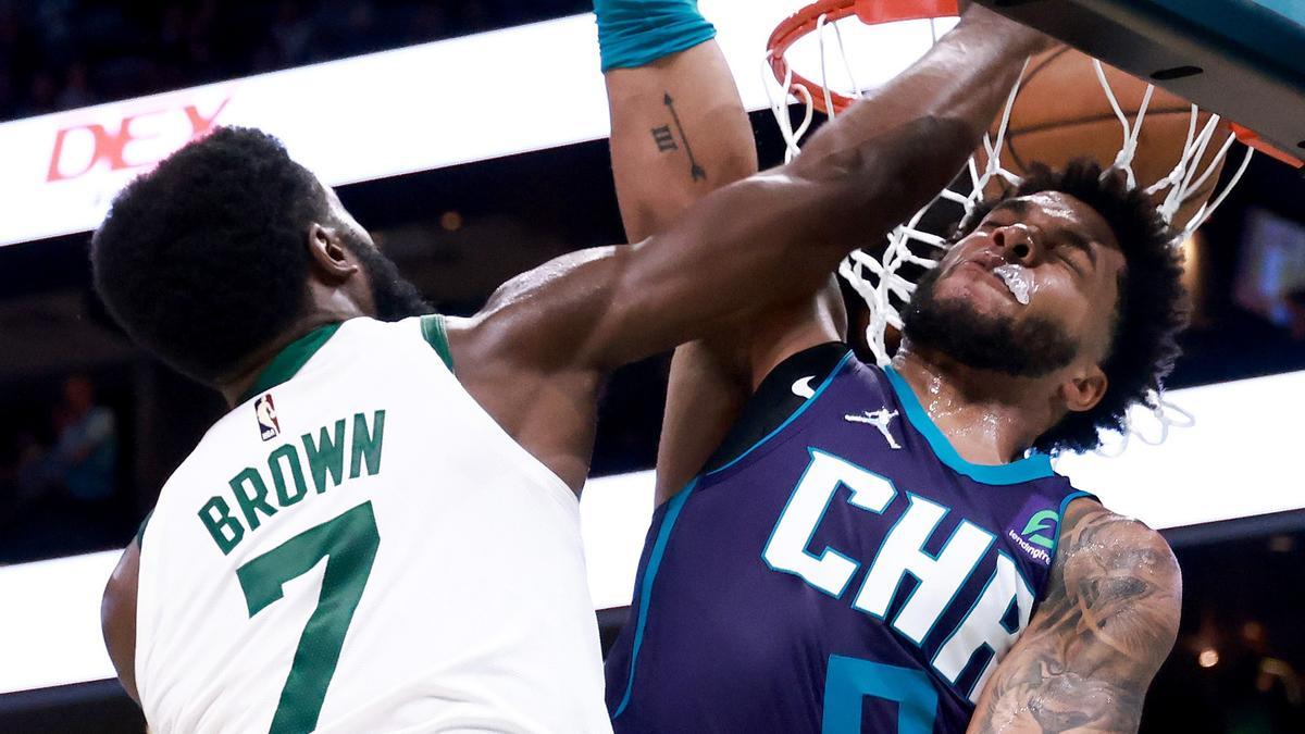 Brown (Boston Celtics) machaca la canasta de Charlotte.