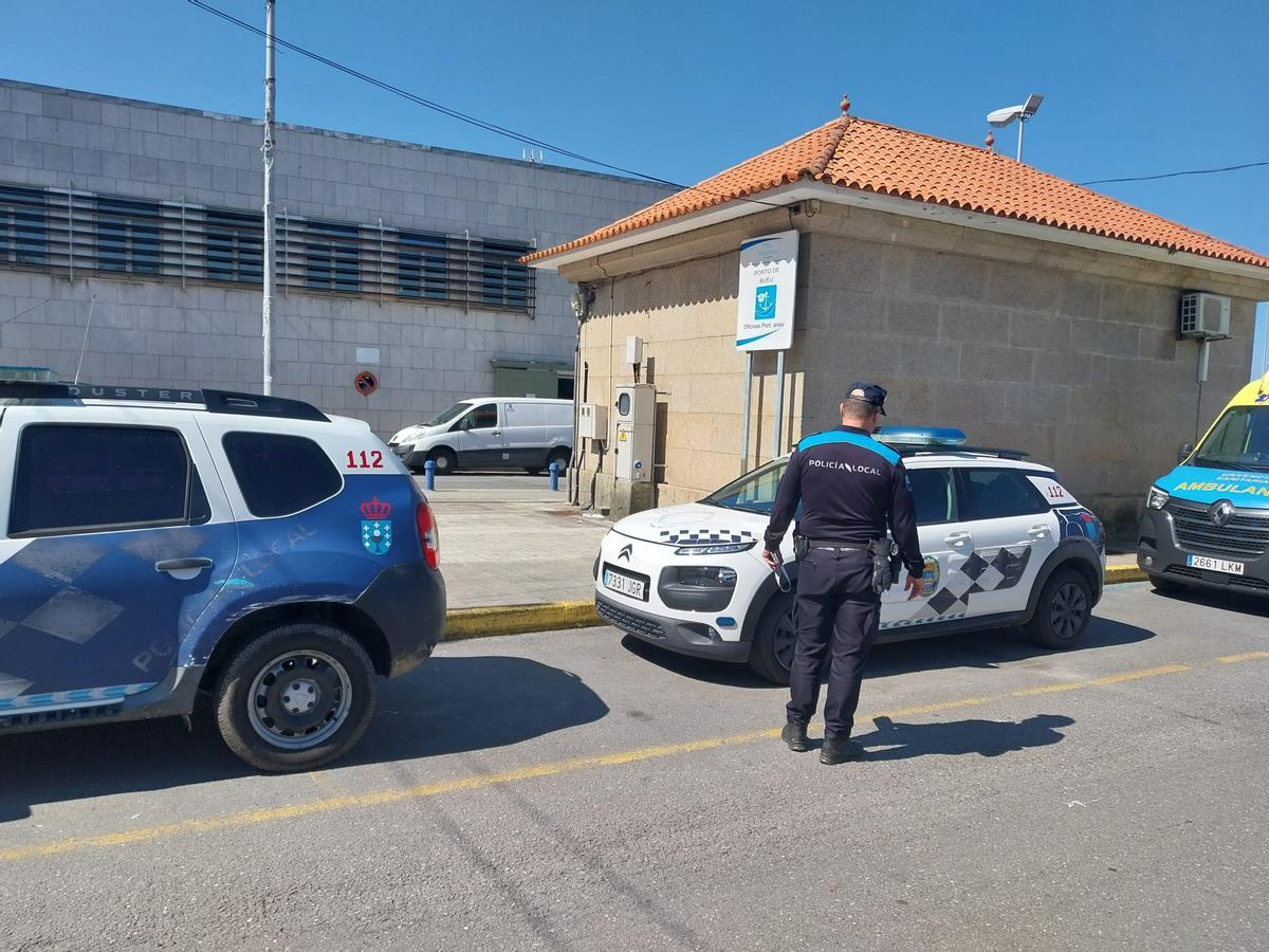 Un agente de la Policía Local de Bueu en el centro del municipio.