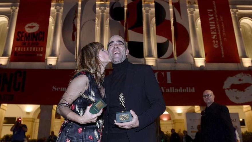 Emma Suárez y Luis Tosar, con su galardones, ayer, en Valladolid.