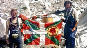 Increíble ovación en San Mamés al alpinista que reivindicó a ETA desde la cima del Everest
