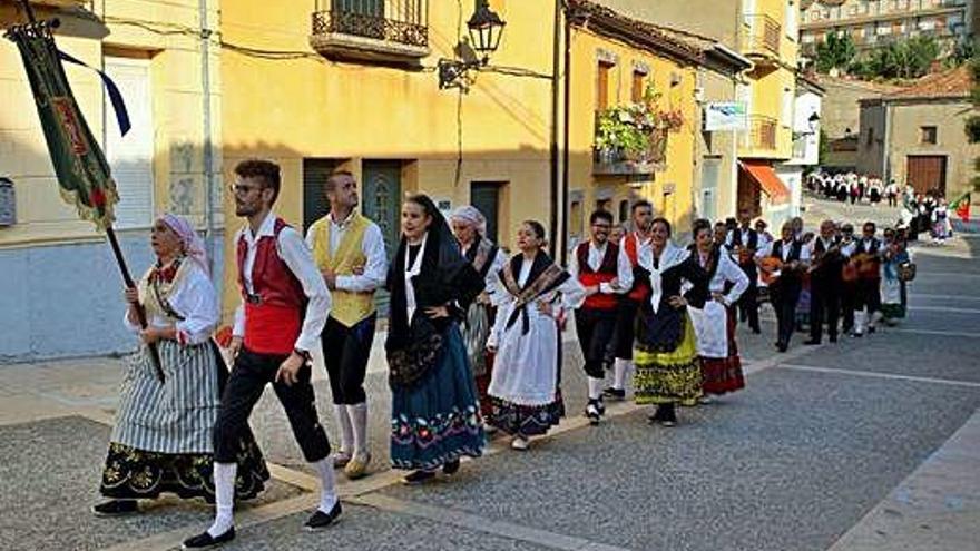 El grupo de Jaén desfila por la villa de Alcañices.