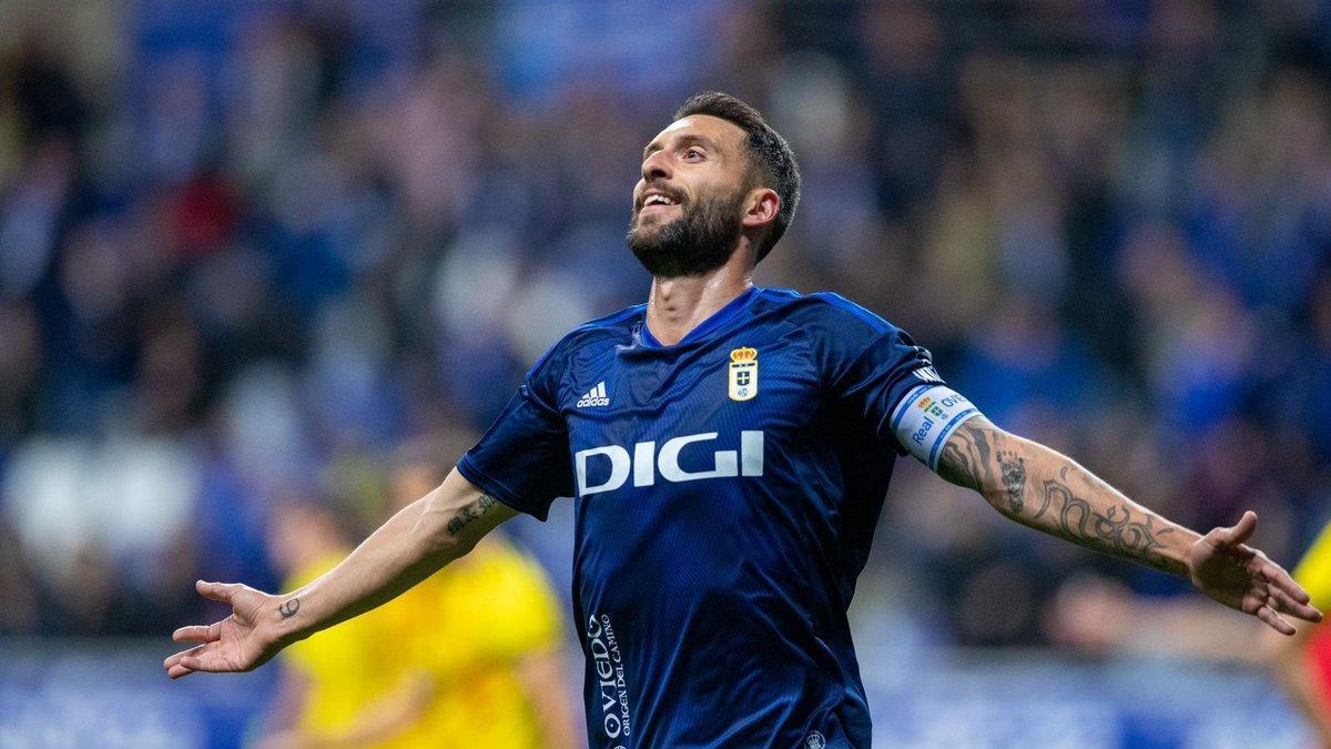 Bastón celebra un gol