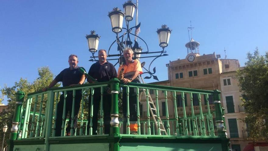 Protagonistas del montaje del céntrico cadalso, ayer.