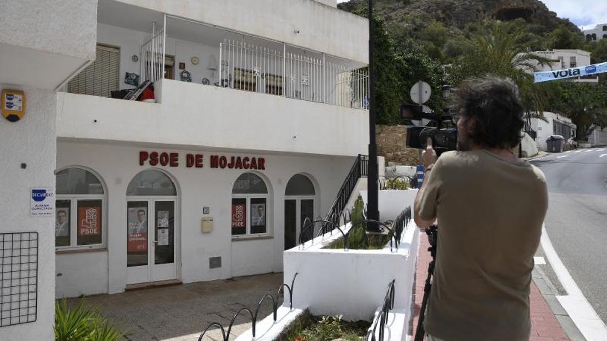 Un cámara toma imágenes de la sede del PSOE de Mojácar, partido que ha suspendido de militancia al número 2 de su lista por supuesta compra de votos. Carlos Barba EFE