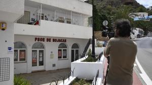 Un cámara toma imágenes de la sede del PSOE de Mojácar, partido que ha suspendido de militancia al número 2 de su lista, Francisco Bartolomé Flores, por supuesta compra de votos. 