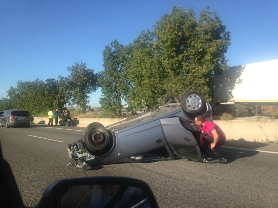 Una conductora herida al volcar en la A-7 en Beneixida