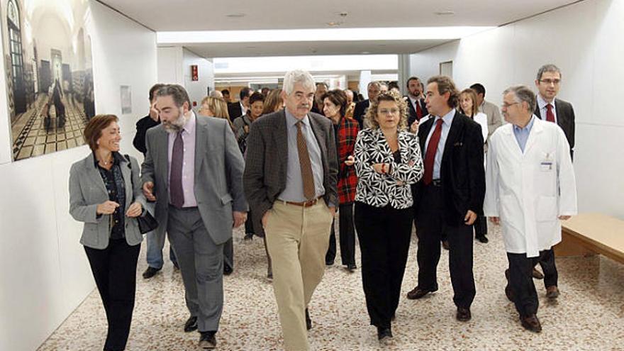 Pasqual Maragall i Marina Geli, al centre de la imatge, ahir, a l&#039;hospital.