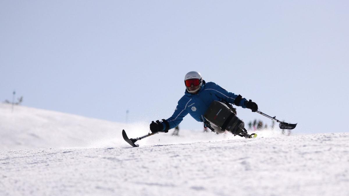 El esquí adaptado tiene diferentes modalidades, como el tres huellas.