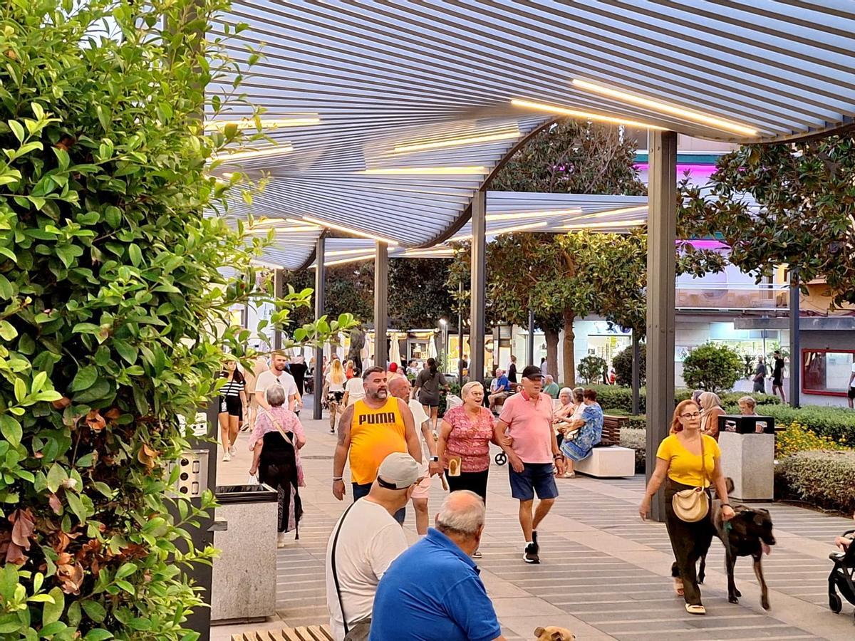 Vecinos y turistas pasean en Torremolinos.