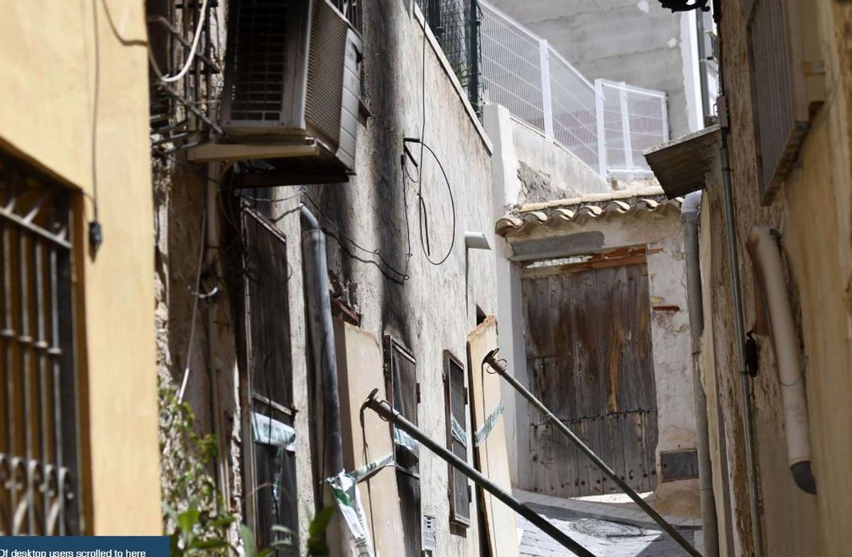 Callejón al que da uno de los accesos de la vivienda.