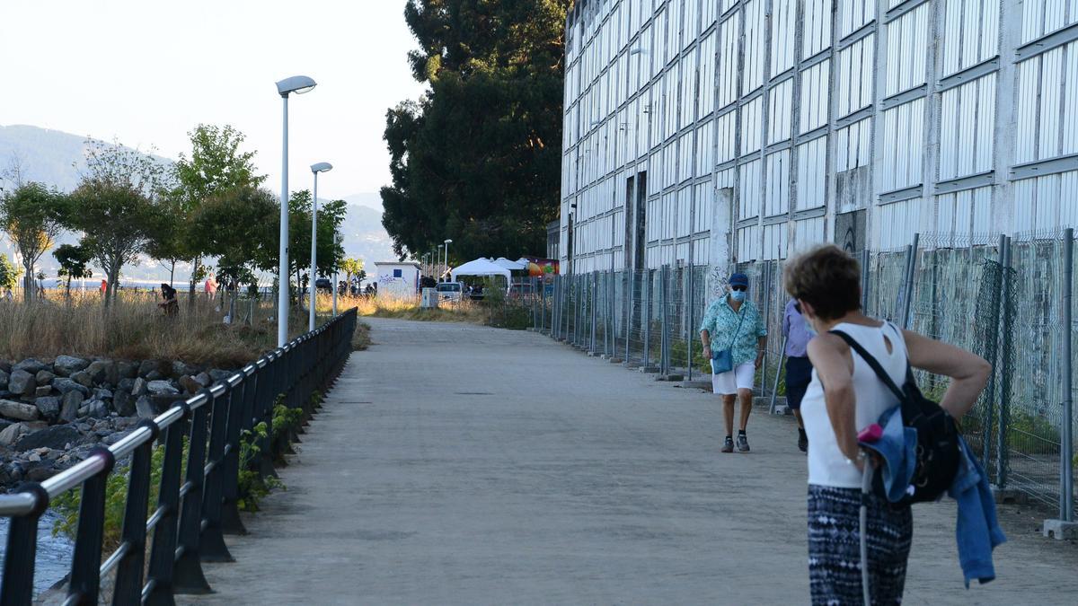 Tramo del paseo de Salgueirón, que discurre por delante de la antigua fábrica de Massó.