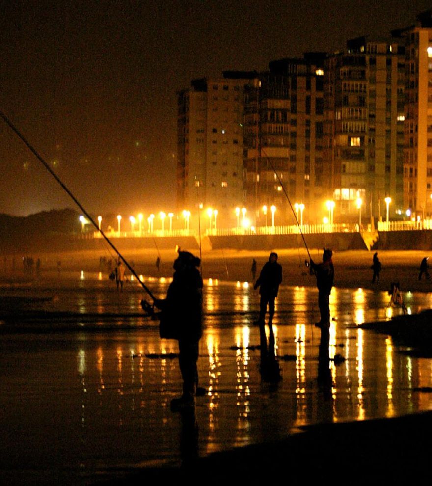 Participantes en una pasada edición del Concurso  de pesca “Lubina de Oro”, en la playa de Salinas  (Castrillón).