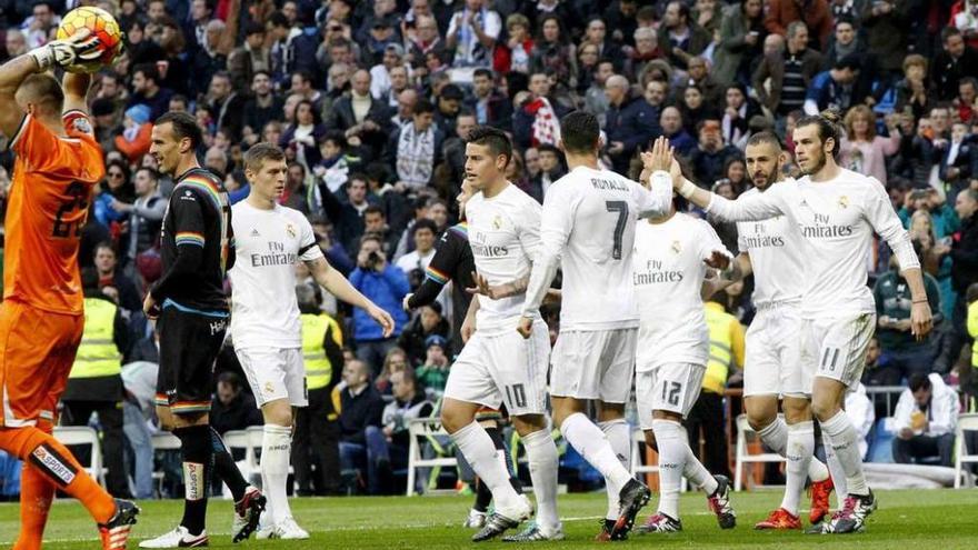 Los jugadores del Madrid celebran uno de los goles en el partido de ayer.