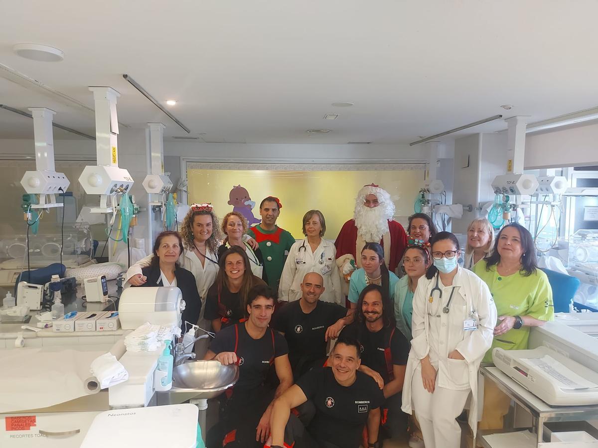 La visita de Papá Noel al Hospital de Cabueñes de Gijón, en imágenes