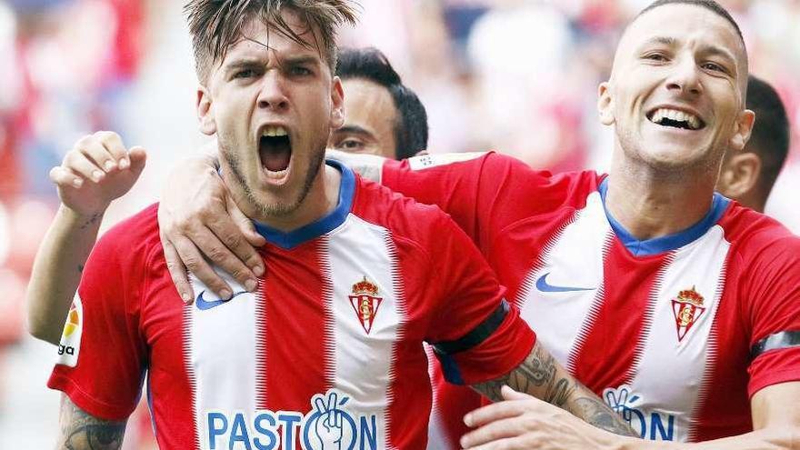 Álvaro Jiménez celebra un gol en la que se aprecia el patrocinador del Sporting en el frontal de la camiseta.