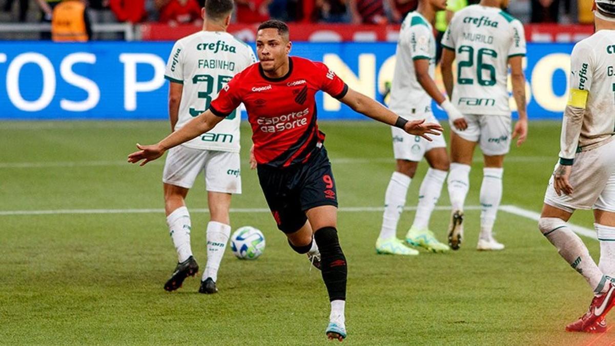 Vitor Roque celebra un gol con el Atlético Paranaense.