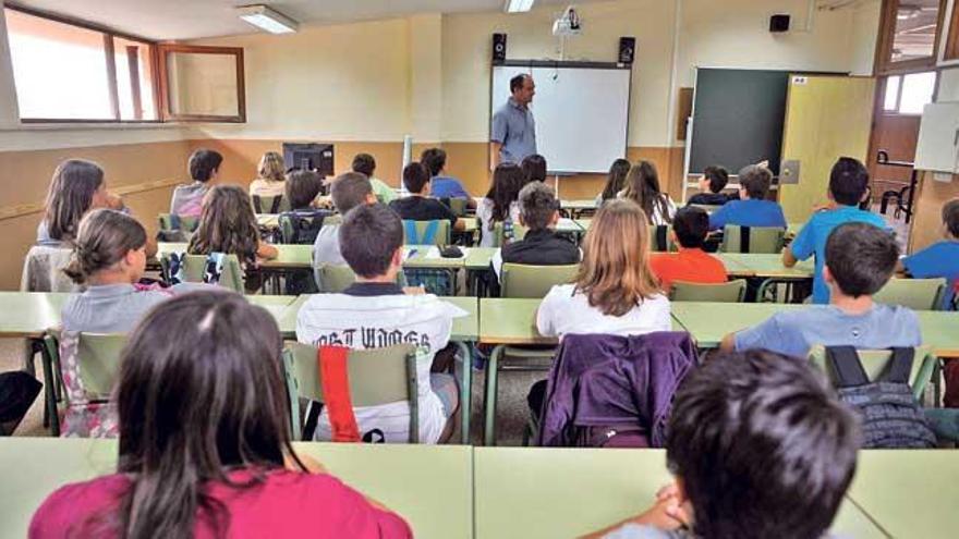 Alumnos de un centro educativo de Palma, al inicio de una clase.