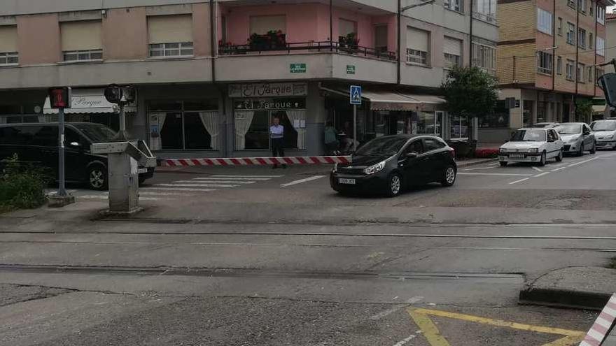 Se cae una de las barreras del paso a nivel de Posada de Llanes