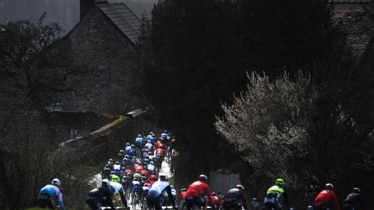 Ciclismo: El pelotón rueda durante la 2ª etapa de la París-Niza entre Chevreuse y Chalette-sur-Loing.