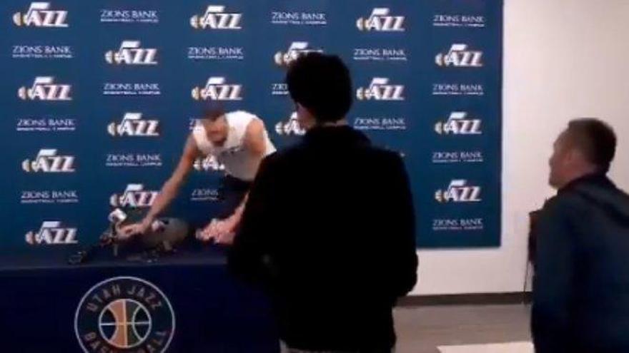 Rudy Gobert se mofó el lunes del coronavirus tocando todos los micros