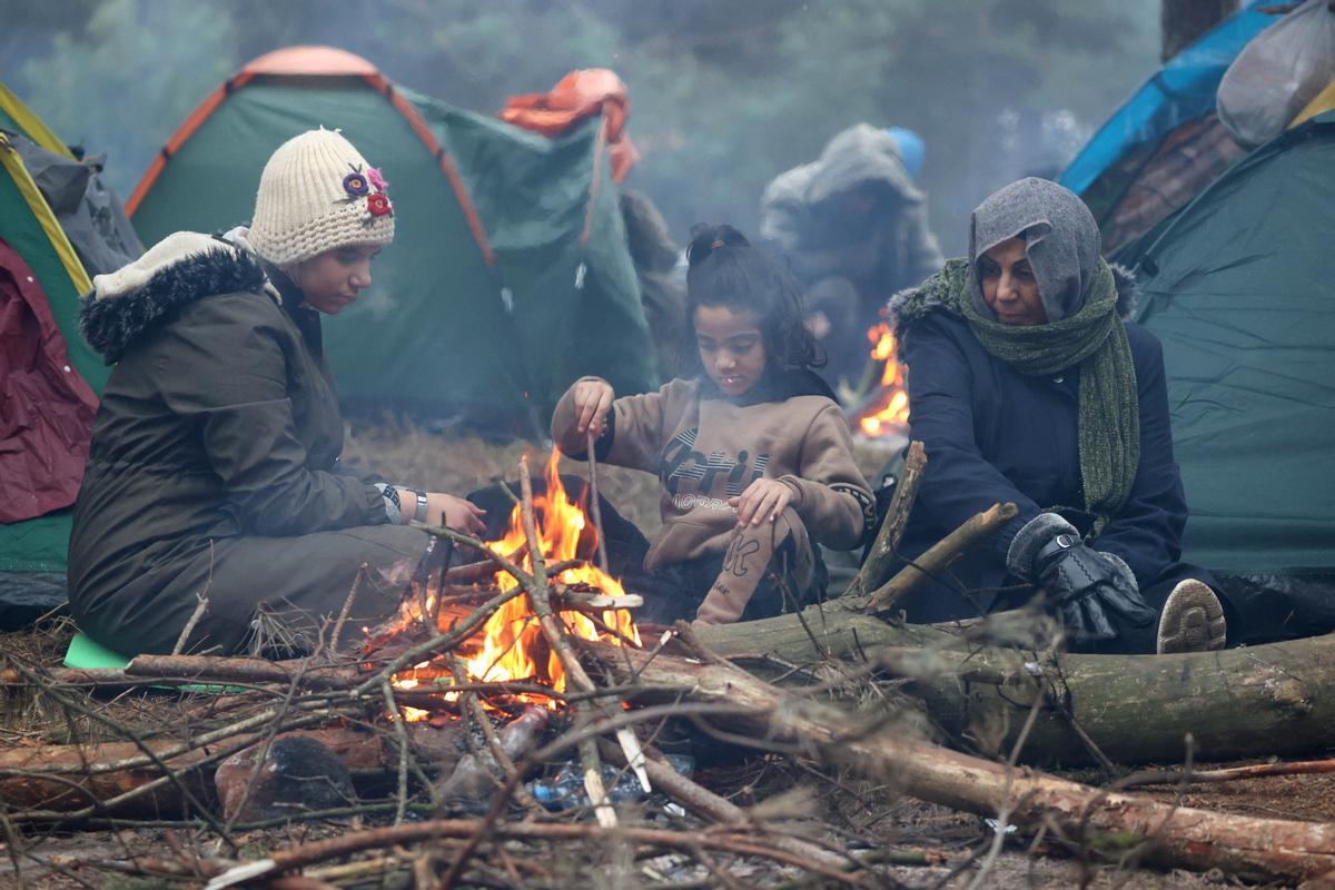 Migrantes en un campamento en la frontera entre Bielorrusia y Polonia en la región de Grodno